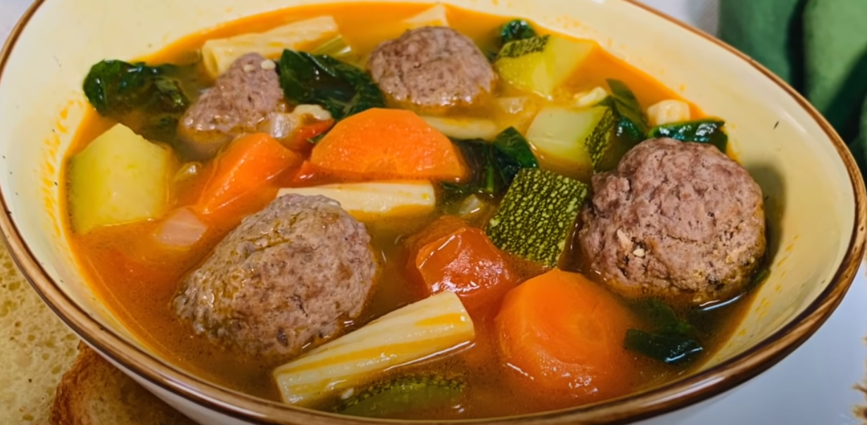SOPA DE ALBONDIGAS CON VERDURAS Y RIGATONI